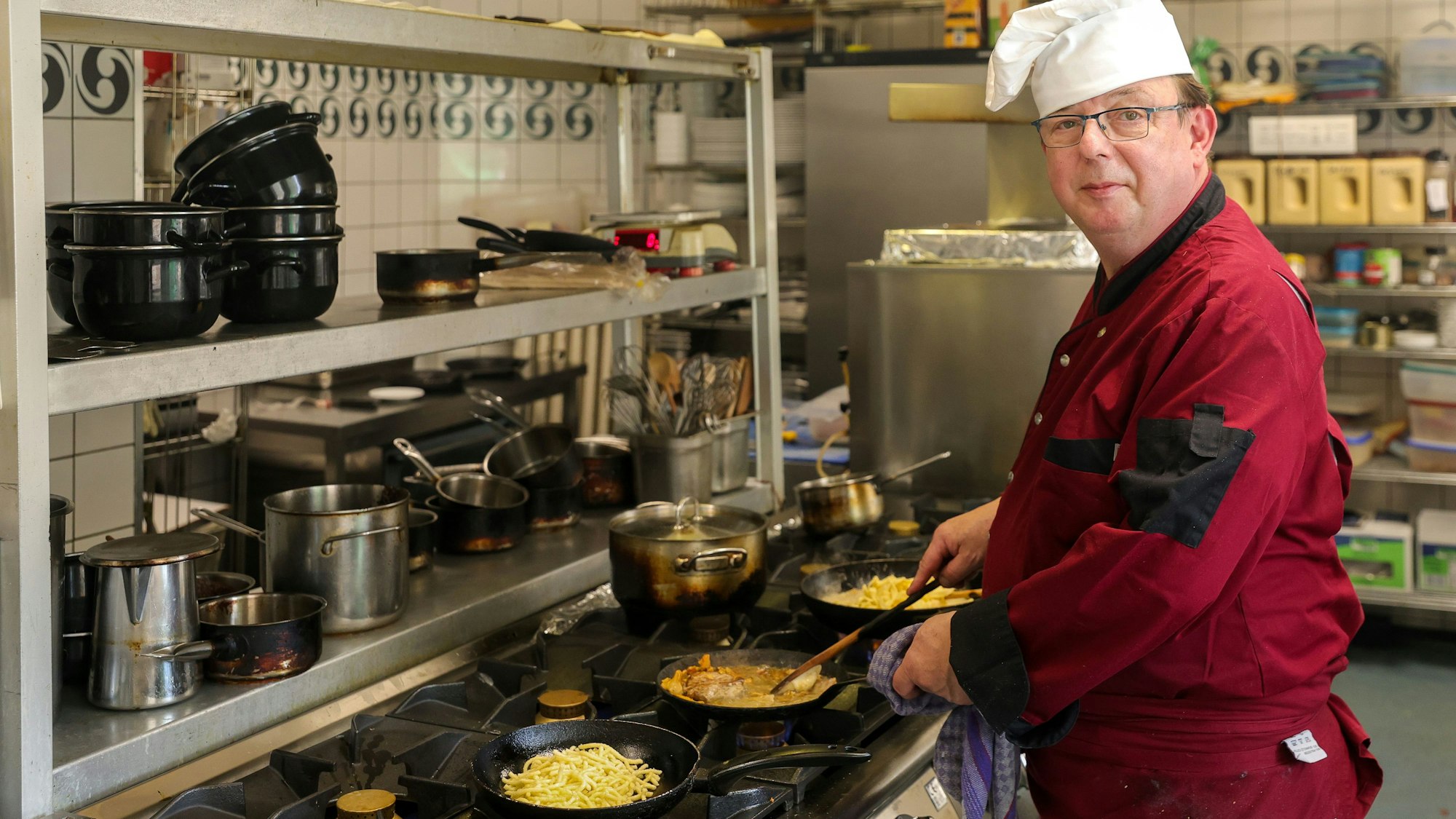Im Bild der Besitzer und Koch Wolfgang Pöttgen.