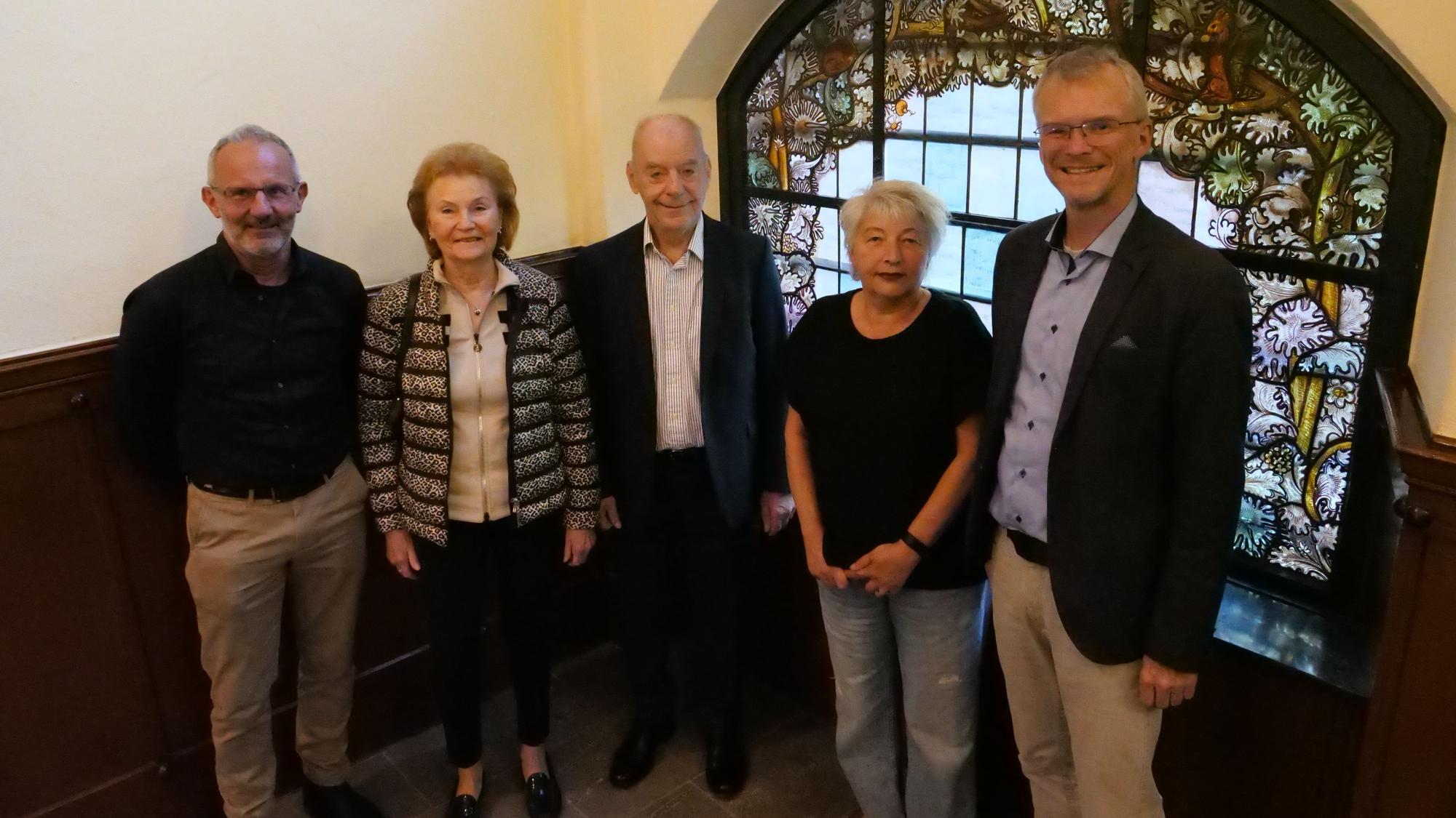 Die Personen stehen nebeneinander vor einem Fenster im Rathaus:das Ehepaar Gellert in der Mitte, rechts daneben Petra Liebmann-Buhleier und Bürgermeister Frank Stein, links Stiftungsvorstand Niedenhoff.