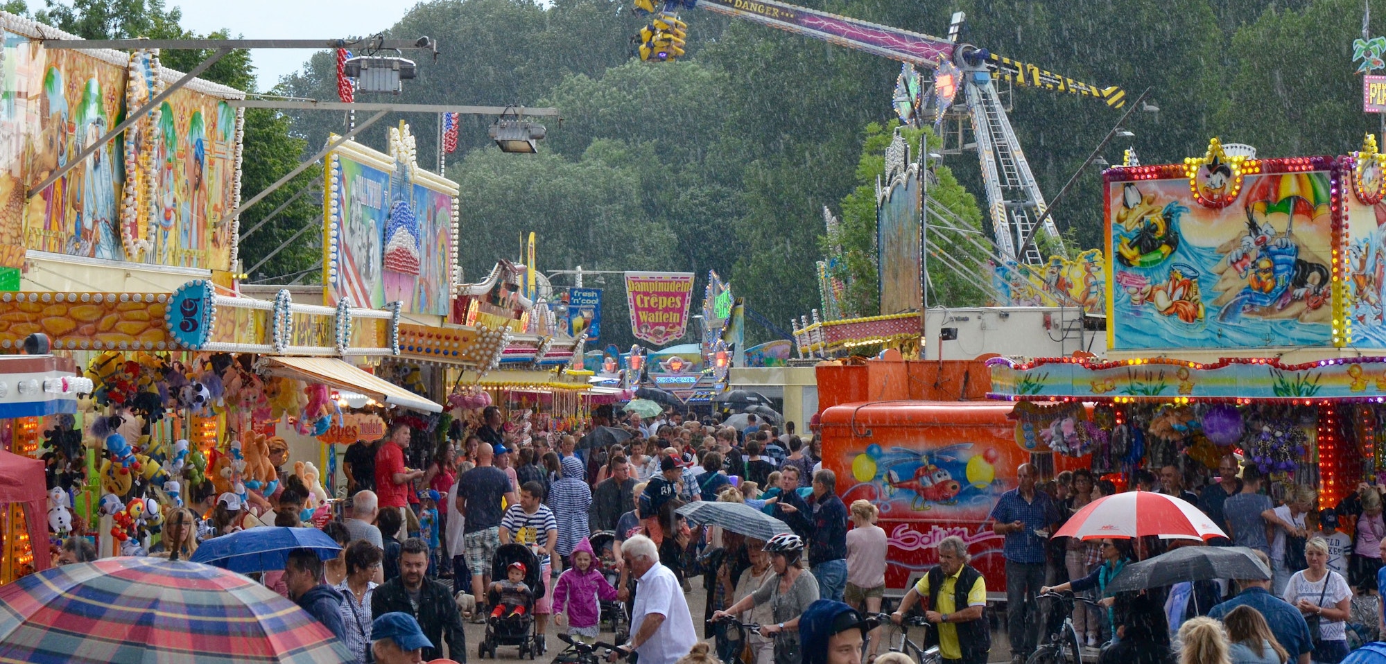 Fahrgeschäfte und Besucher auf dem Mondorfer Strandfest