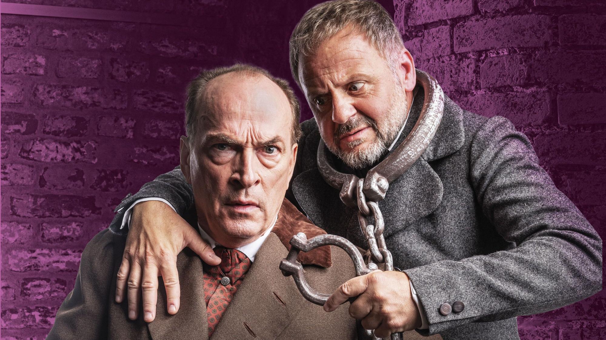 Das Foto zeigt die Schauspieler Herbert Knaup und Samuel Finzi. Sie spielen in der Weihnachtsgeschichte nach Charles Dickens.