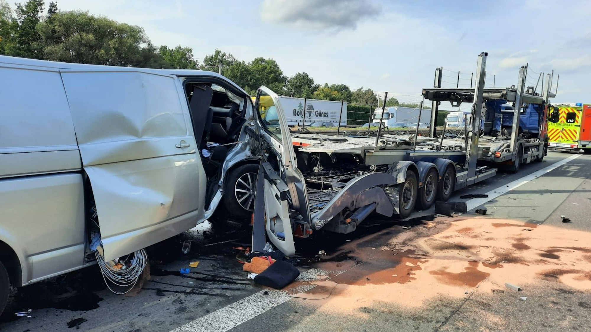 Ein VW-Transporter ist auf einen leeren Autotransporter aufgefahren.