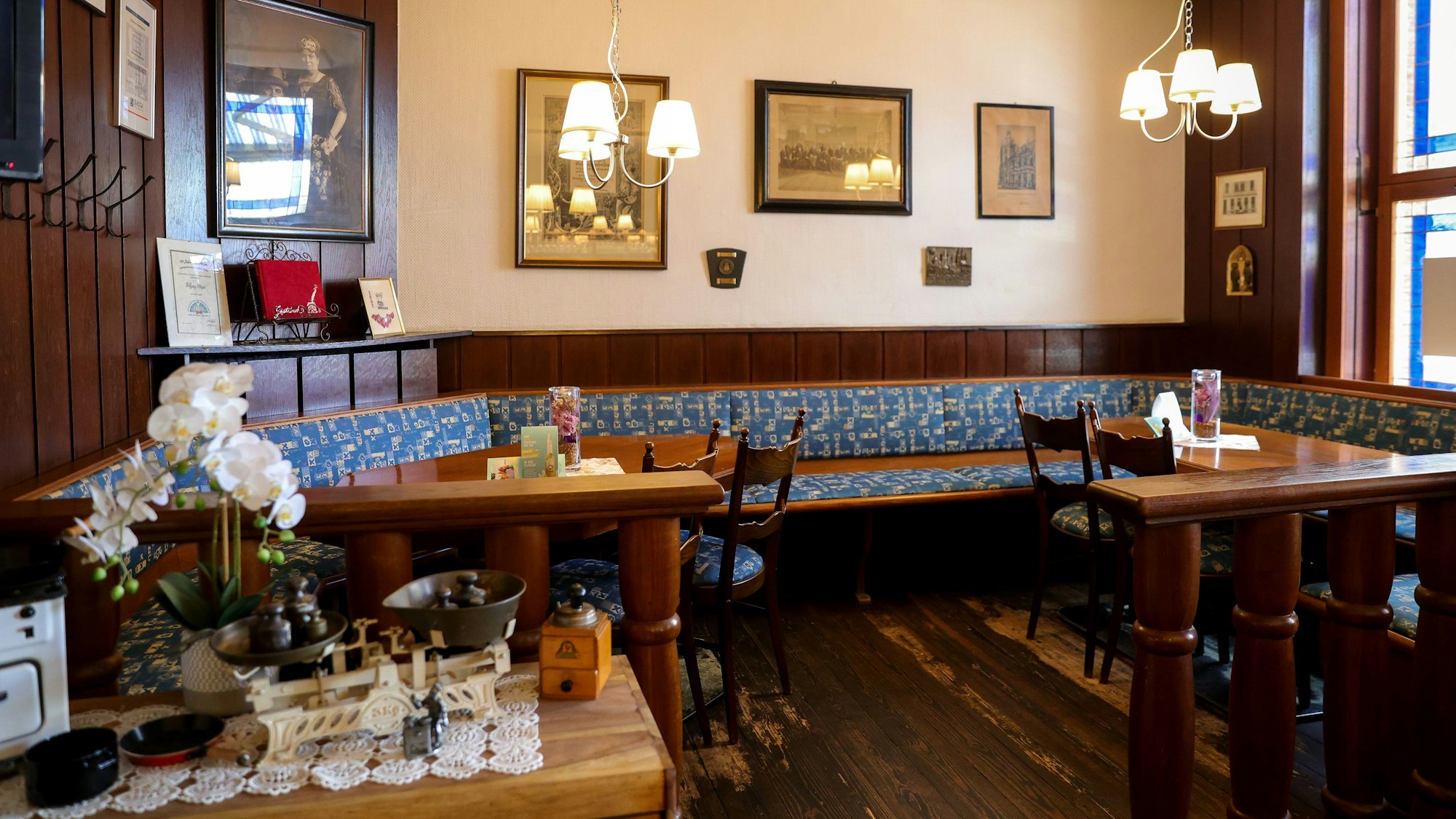 Gemütlich sitzt es sich auf langer Bank im Restaurant „Pöttgen“