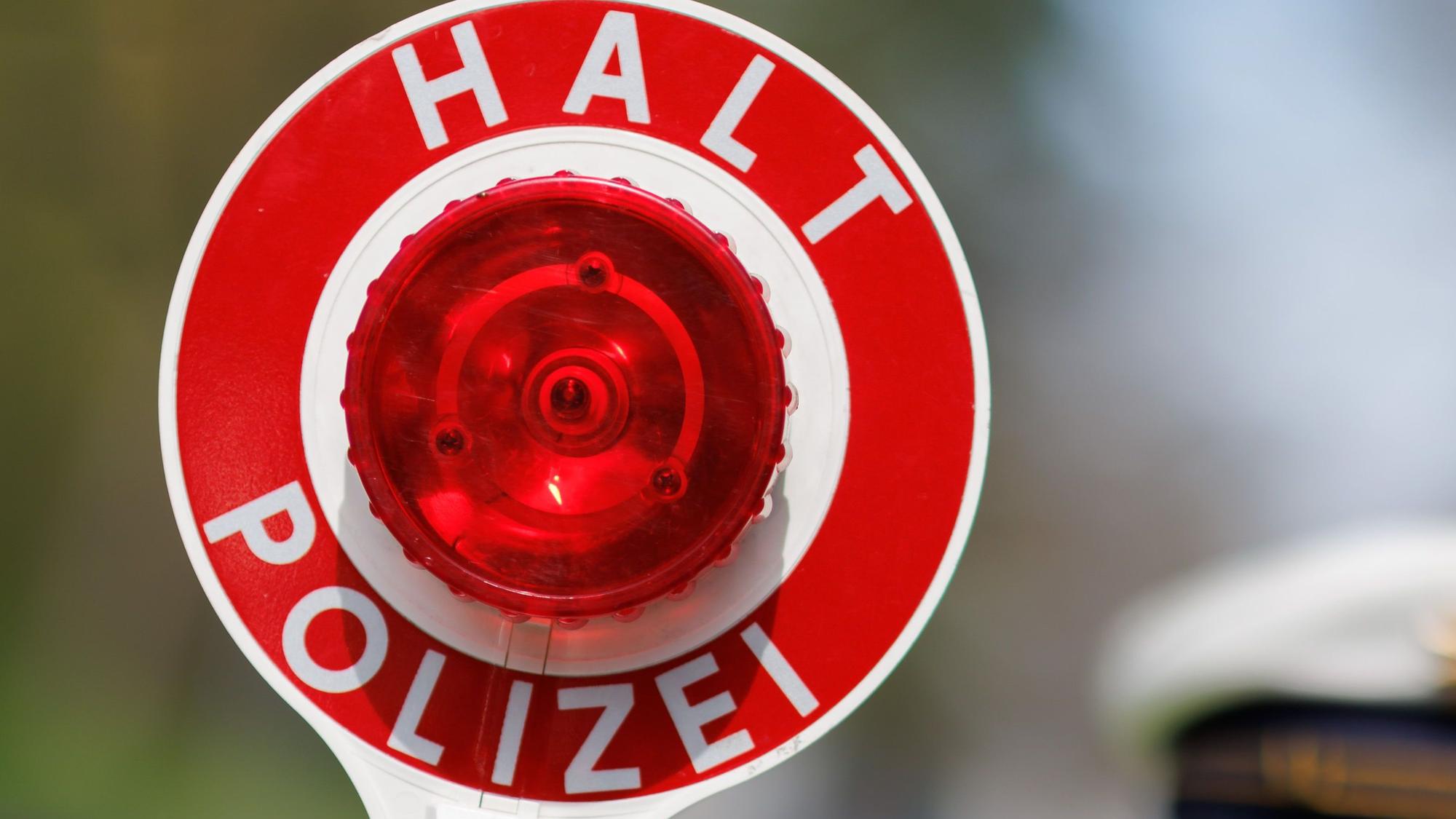 Mehr als 500 Autos hat die Polizei vor allem in Oberbergs Süden bei einer großangelegten Kontrollaktion kontrolliert. Danach gab es etliche Anzeigen.