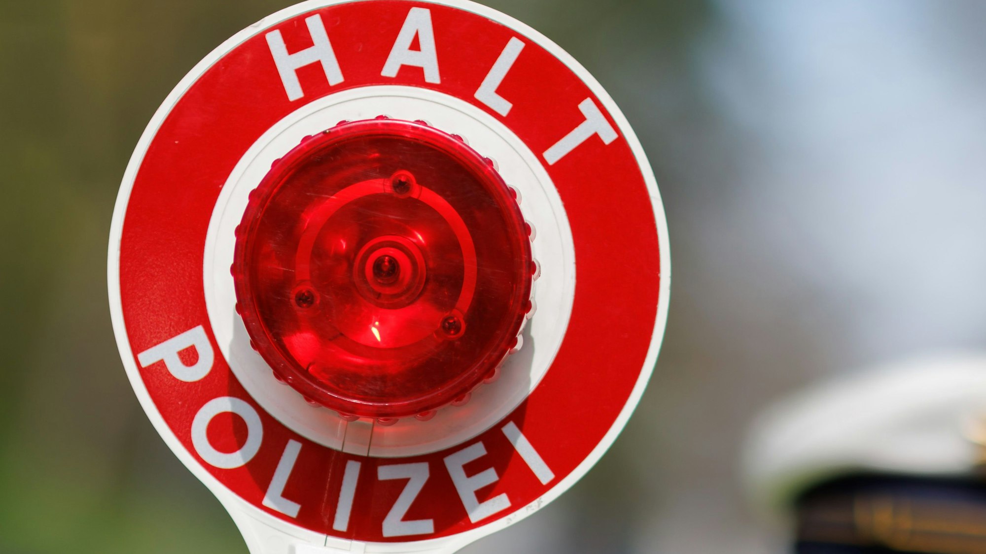 Mehr als 500 Autos hat die Polizei vor allem in Oberbergs Süden bei einer großangelegten Kontrollaktion kontrolliert. Danach gab es etliche Anzeigen.