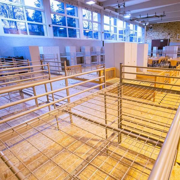 Umgestaltete kleine Turnhalle in Lindlar für die Nutzung durch Flüchtlinge.