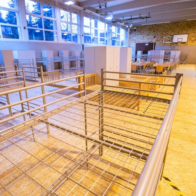 Umgestaltete kleine Turnhalle in Lindlar für die Nutzung durch Flüchtlinge.