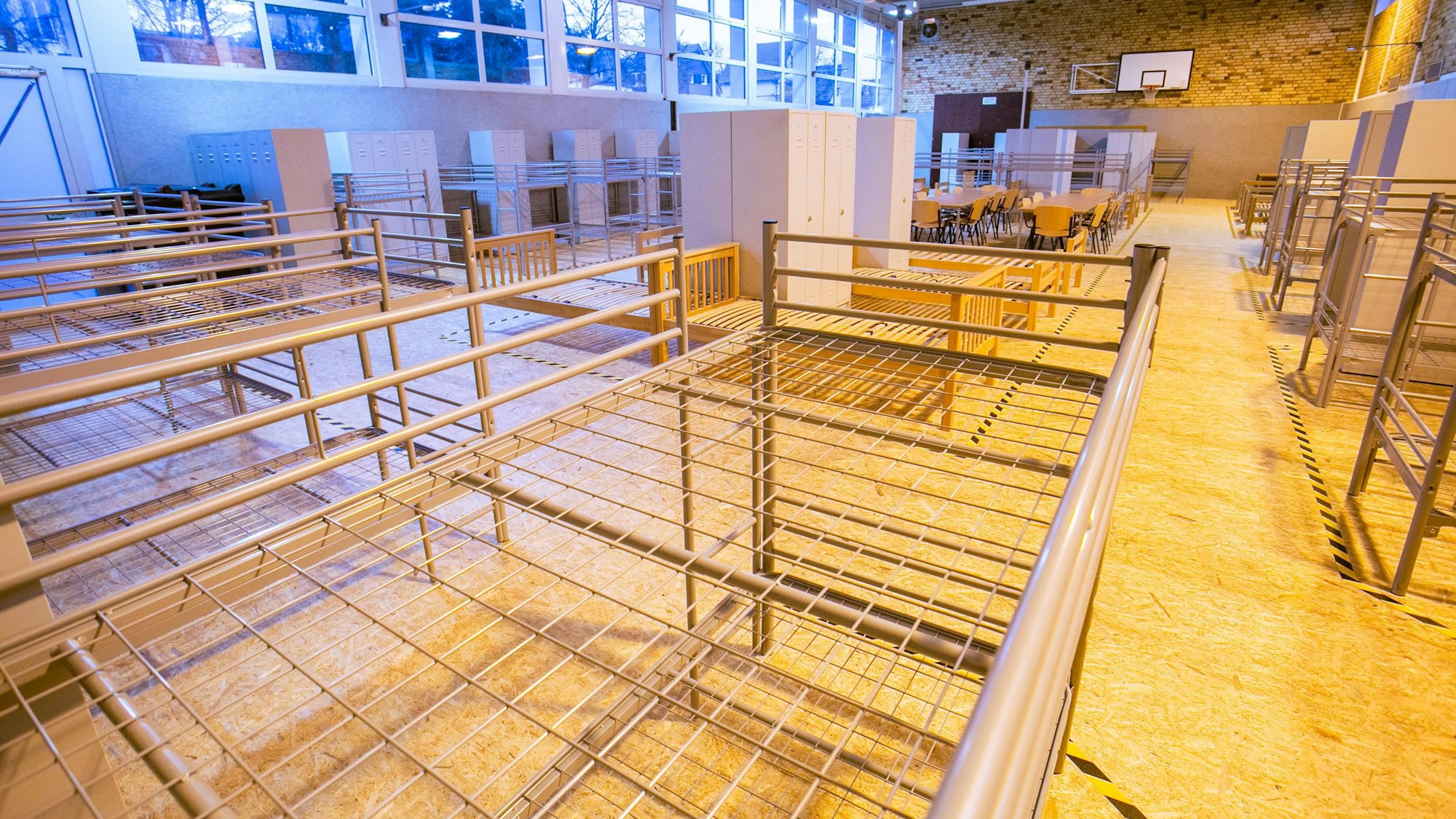 Umgestaltete kleine Turnhalle in Lindlar für die Nutzung durch Flüchtlinge.