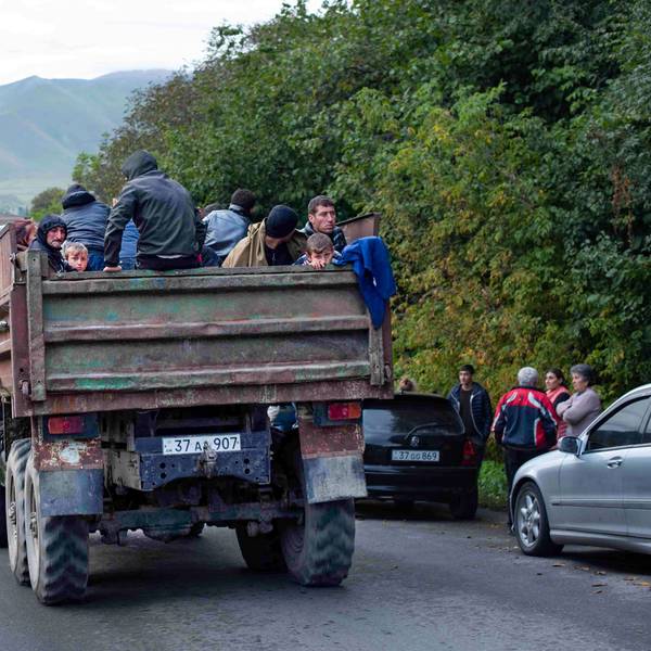 26.09.2023, Aserbaidschan, Goris: Ethnische Armenier aus Berg-Karabach sitzen in einem Lastwagen auf dem Weg nach Goris in der Region Syunik. Nach der Eroberung des Gebietes Berg-Karabach durch Aserbaidschan wächst die Zahl der nach Armenien flüchtenden Menschen . Foto: Gayane Yenokyan/AP/dpa +++ dpa-Bildfunk +++