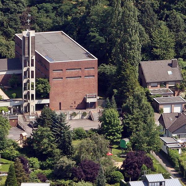 Auf dem Kirchengrundstück an der Heilig-Geist-Kirche in Rösrath-Forsbach soll ein Kita-Neubau entstehen.