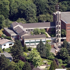 Auf dem Kirchengrundstück an der Heilig-Geist-Kirche in Rösrath-Forsbach soll ein Kita-Neubau entstehen.