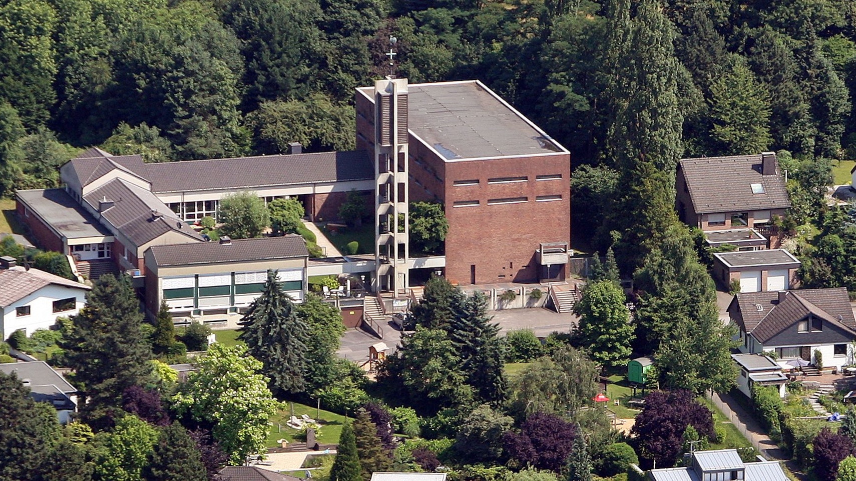 Auf dem Kirchengrundstück an der Heilig-Geist-Kirche in Rösrath-Forsbach soll ein Kita-Neubau entstehen.