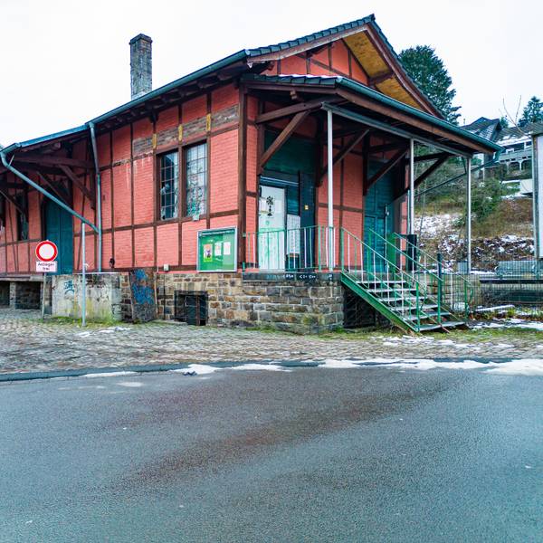 Das Gebäude des Bahnhofs in Ründeroth von außen.