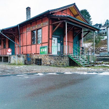 Das Gebäude des Bahnhofs in Ründeroth von außen.