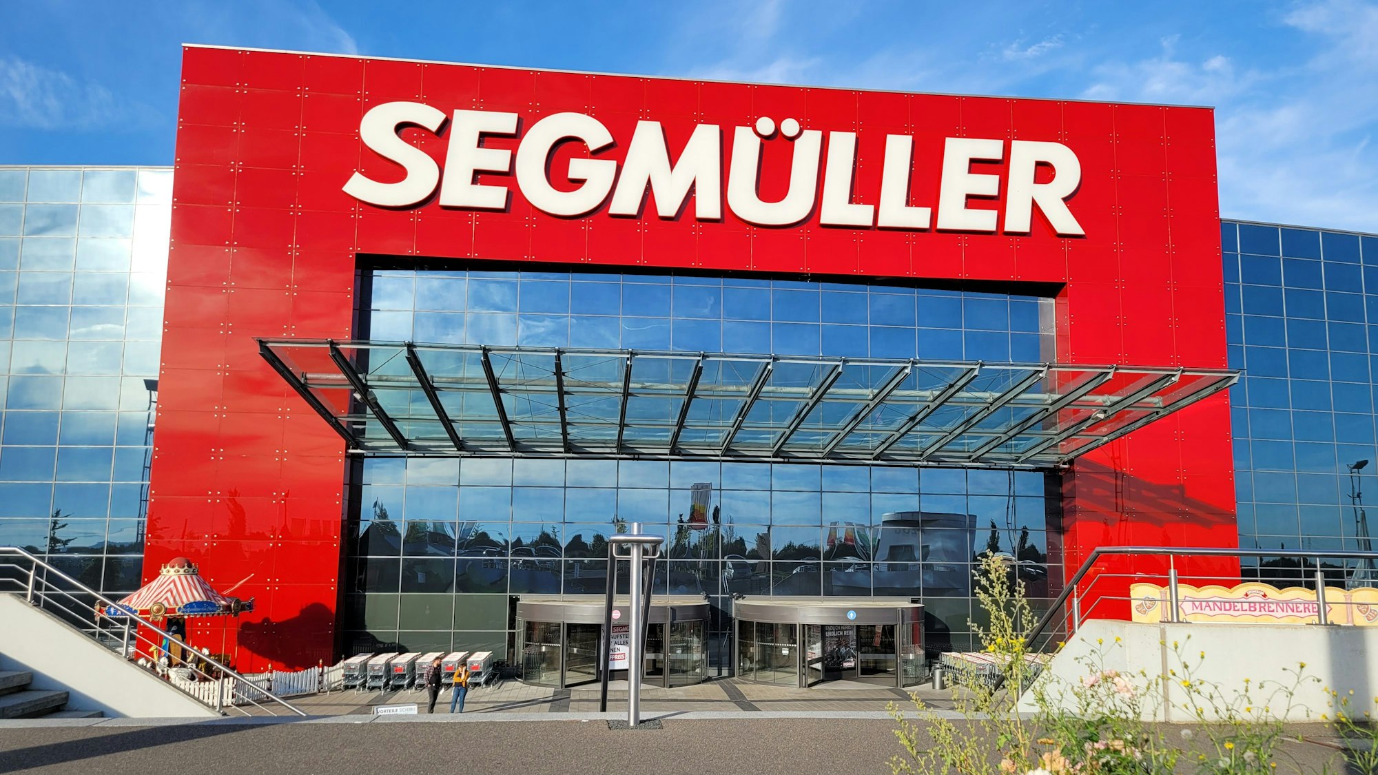 Das Foto zeigt die markante Fassade des Einrichtungshauses.