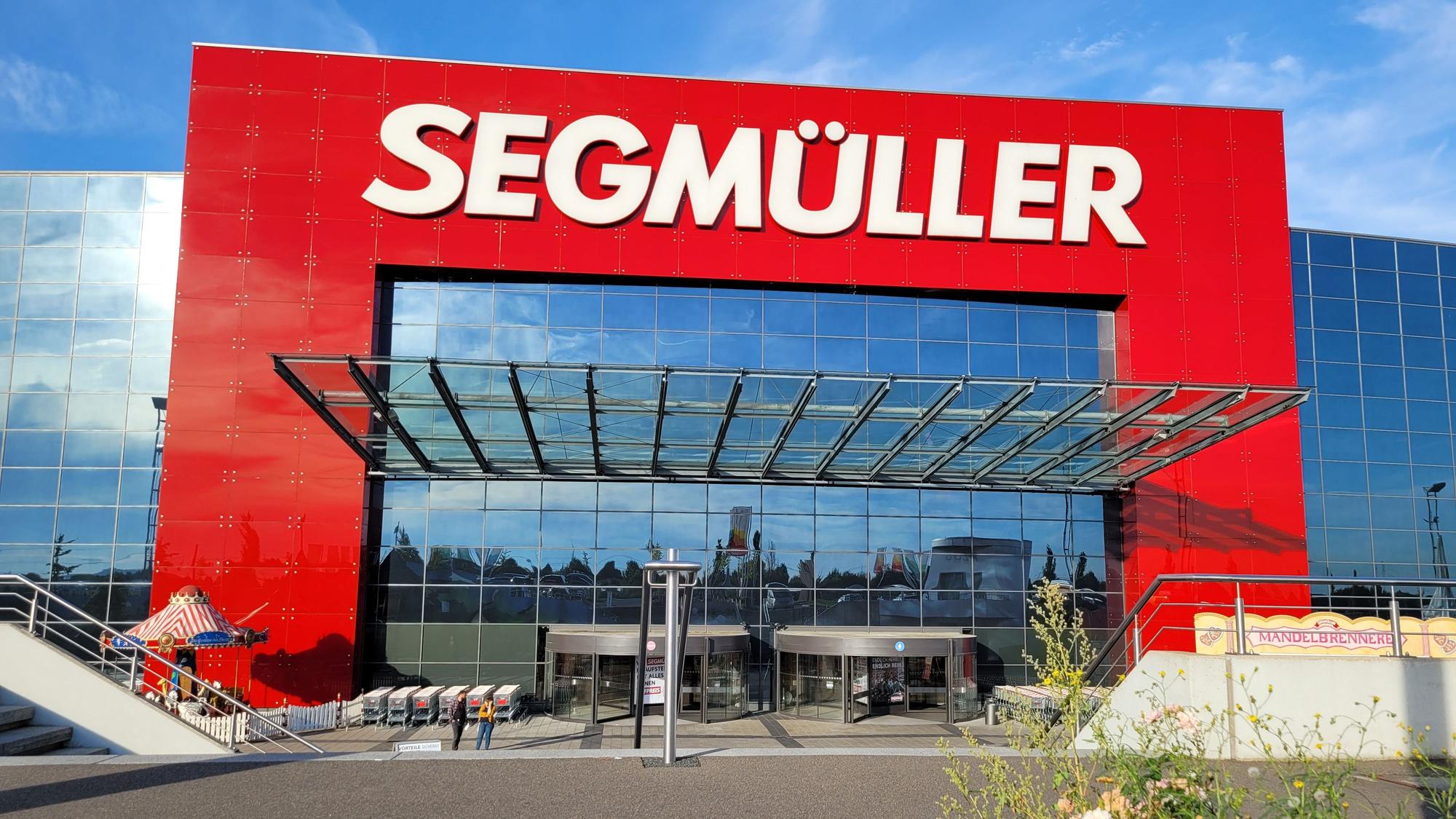 Der Eingang des Einrichtungshauses Segmüller.