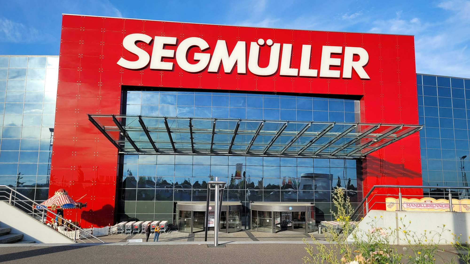 Der Eingang des Einrichtungshauses Segmüller.