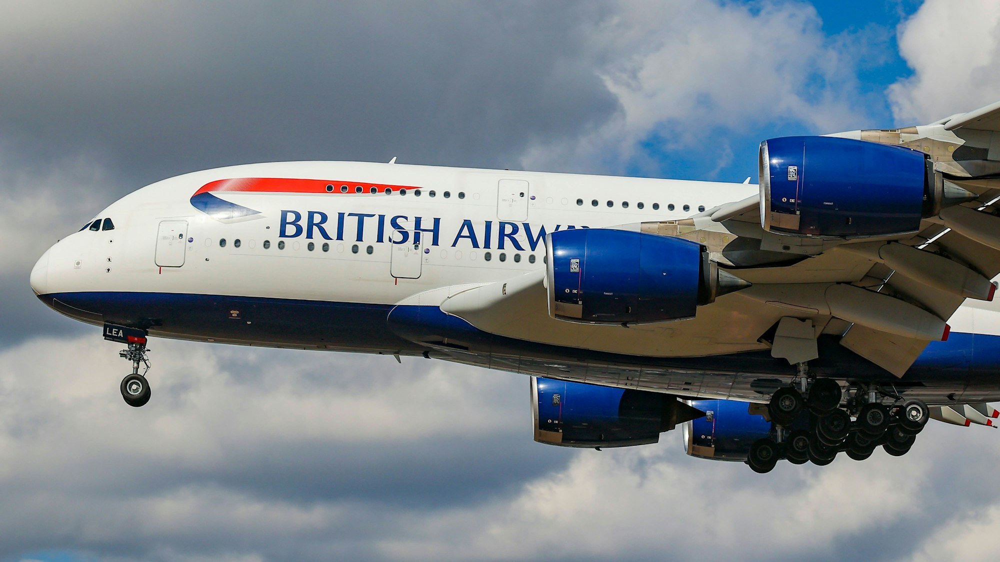 Ein Airbus A380 von British Airways setzt zur Landung an.
