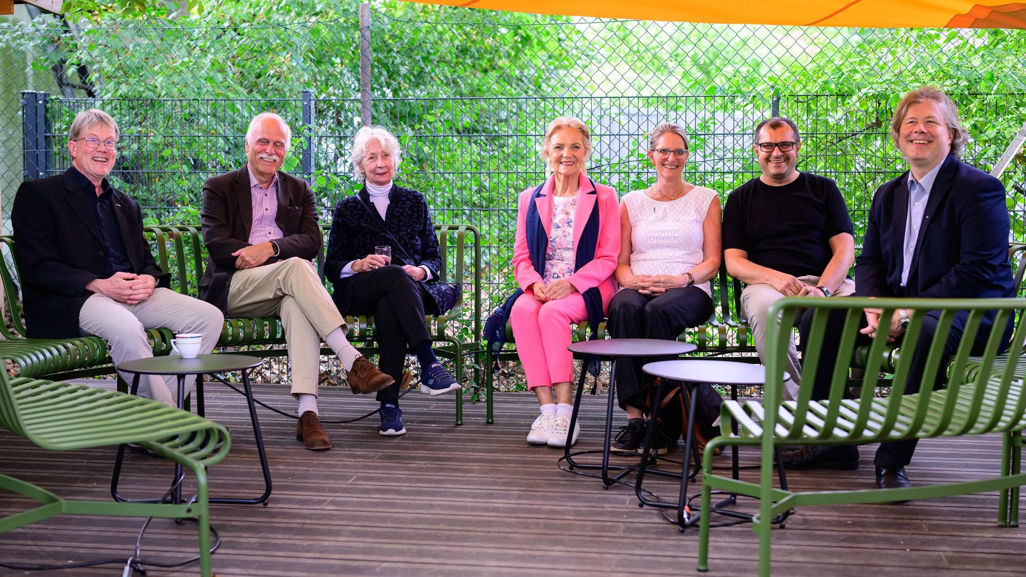 Ganz schön gemütlich: Bei der Eröffnung erprobten die Beteiligten die neue Lounge.