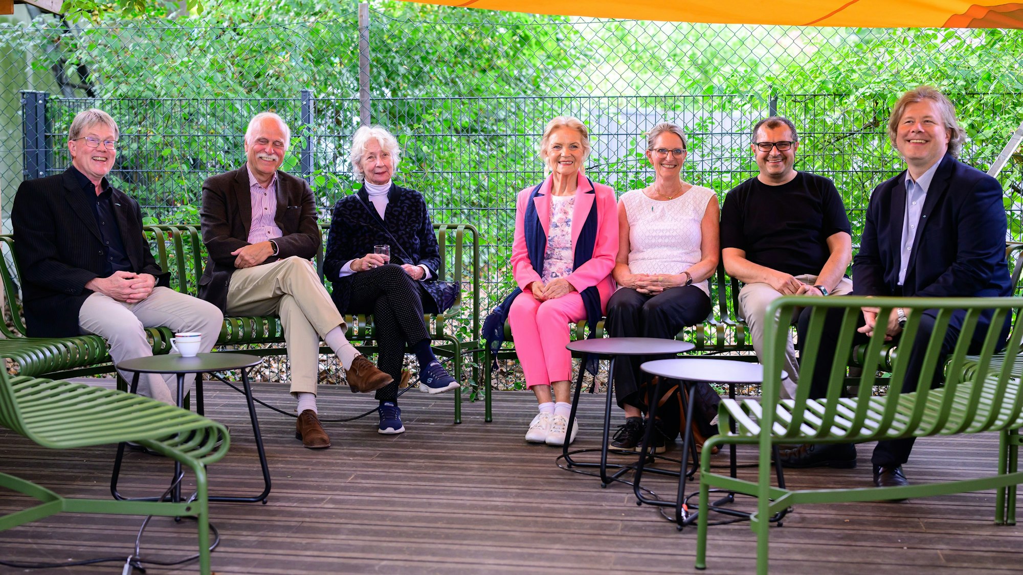 Ganz schön gemütlich: Bei der Eröffnung erprobten die Beteiligten die neue Lounge.