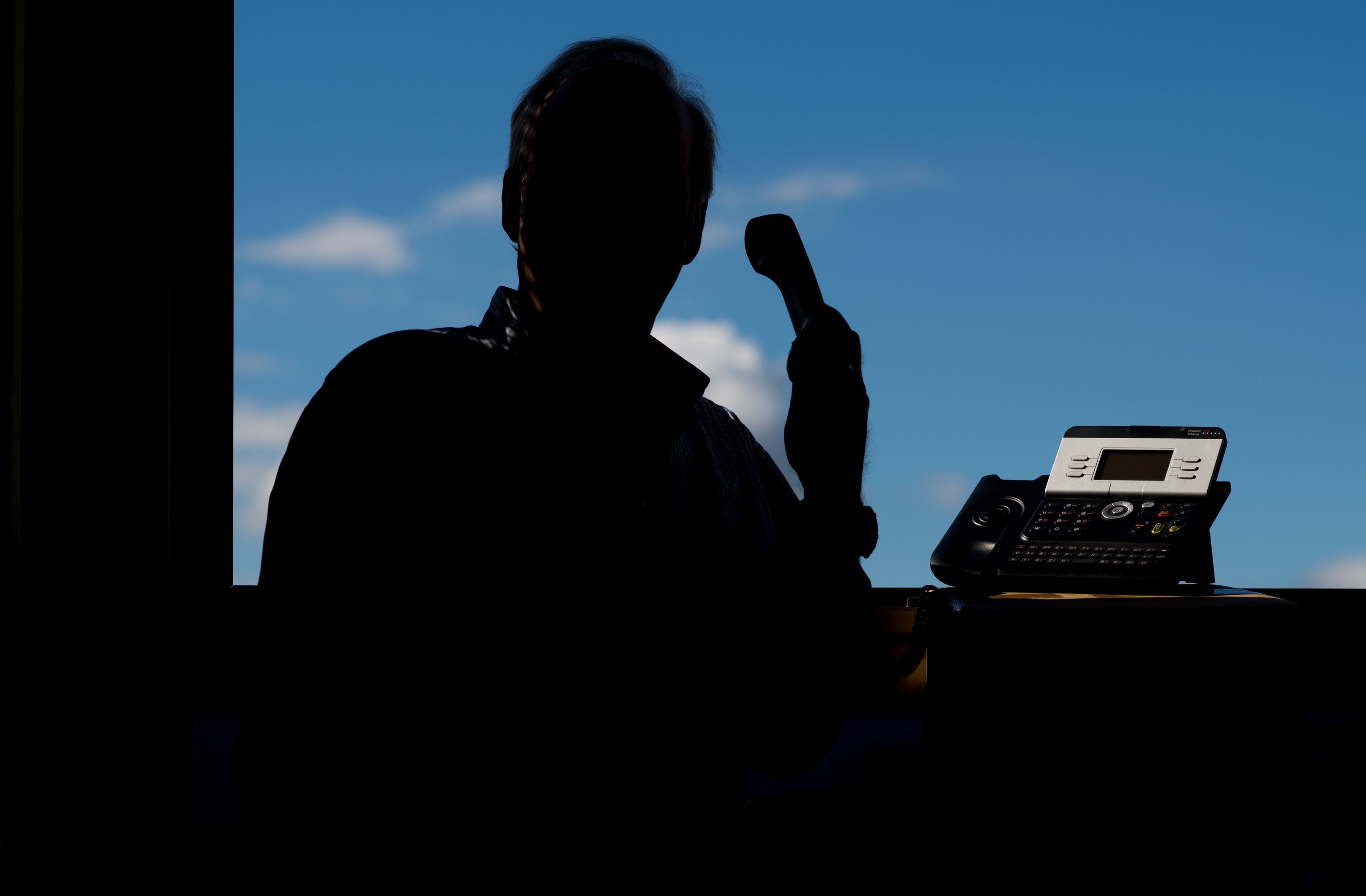 Betrüger geben sich am Telefon als Beamte aus und bringen so vor allem Senioren dazu, ihnen ihr Erspartes auszuhändigen.