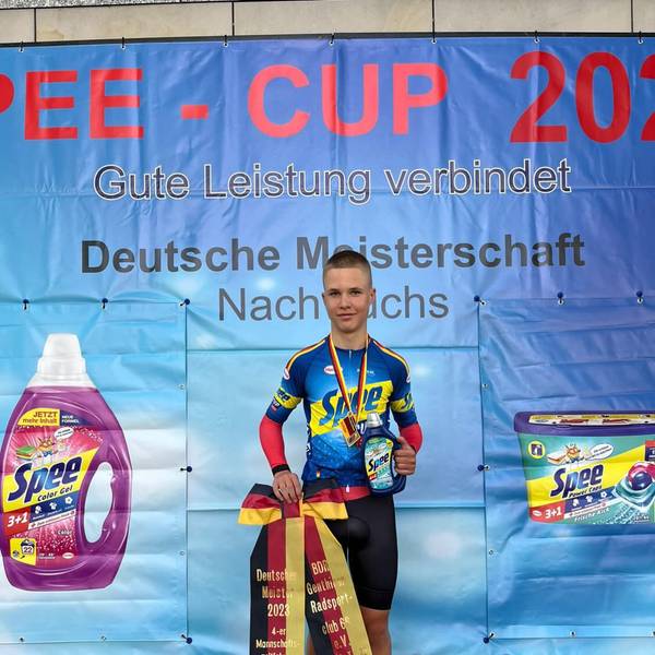 Das Bild zeigt Mika Lohmar während der Siegerehrung.