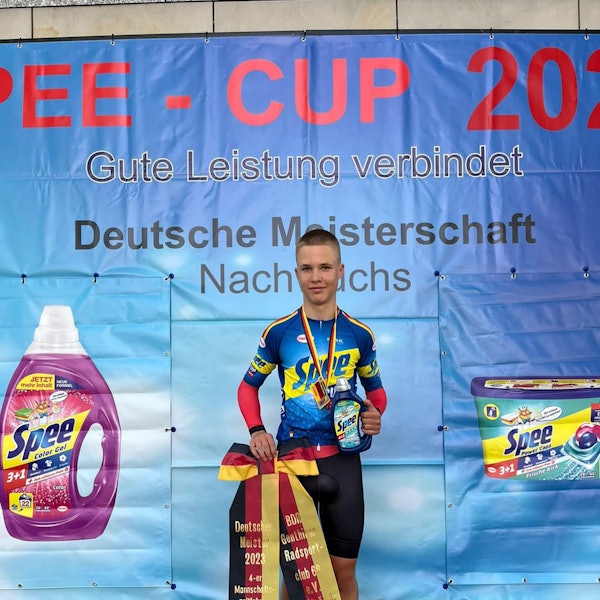 Das Bild zeigt Mika Lohmar während der Siegerehrung.