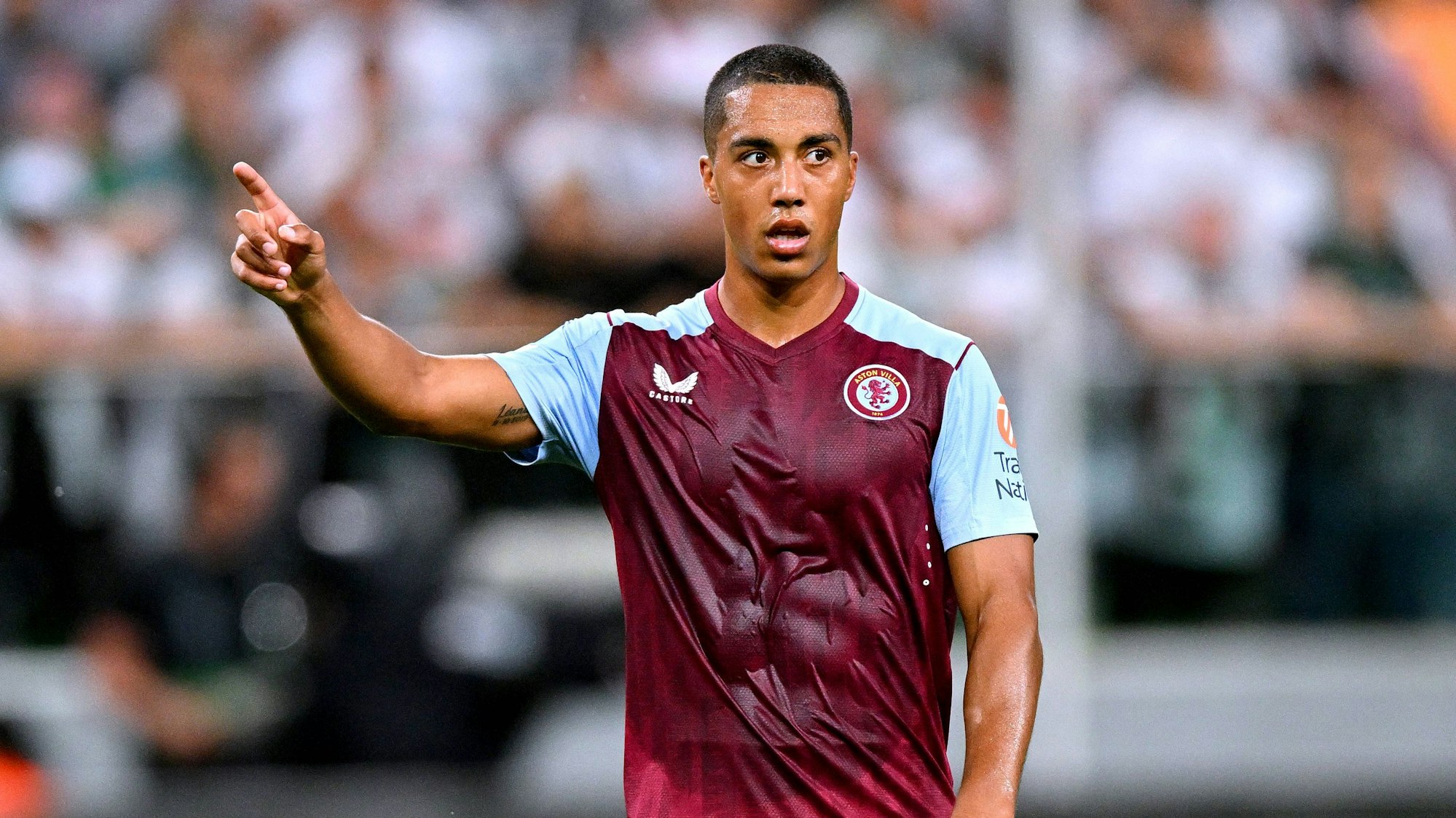 Das Trikot von Aston-Villa-Spieler Youri Tielemans ist nach wenigen Minuten komplett durchgeschwitzt und deutlich dunkler als üblich. Die Spieler der Männer- und Frauenmannschaft haben sich über die Jerseys von Ausrüster Castore beschwert.