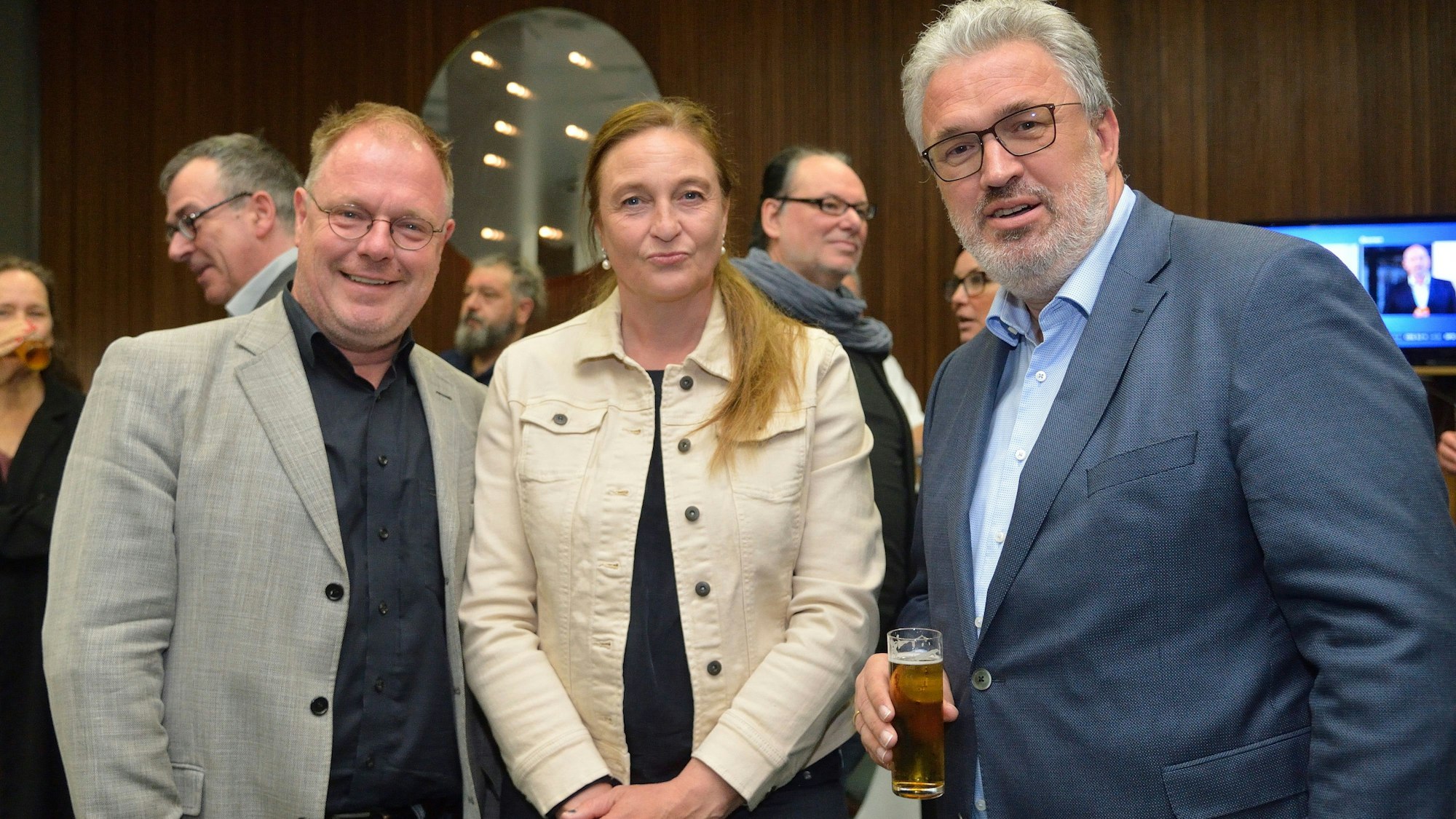 Drei Politiker stehen am Wahlabend im großen Sitzungssaal des Kreishauses am Rübezahlwald in Bergisch Gladbach.