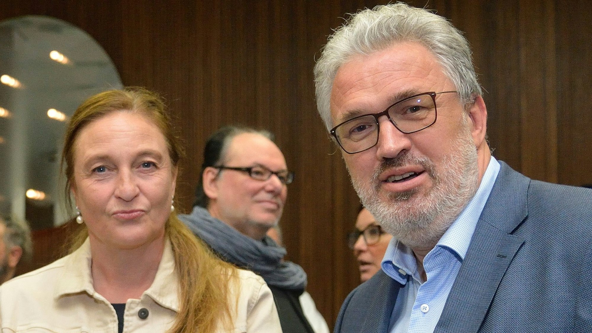 Die Politiker Ursula Ehren (Grüne) und Gerhard Zorn (SPD) stehen an einem Wahlabend im großen Sitzungssaal des Kreishauses.