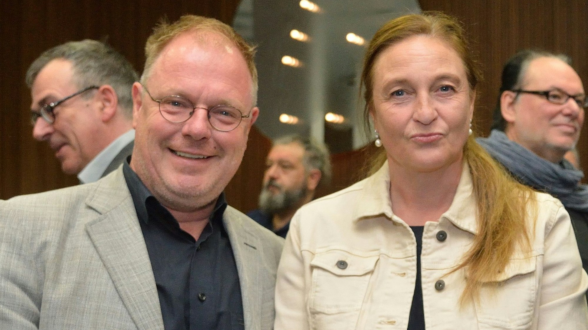 Johannes Dünner und Ursula Ehren stehen nebeneinander im großen Sitzungssaal des Kreishauses.