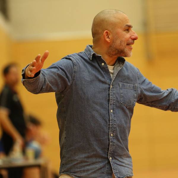 Khalid Khan breitet als Trainer des TV Palmersheim die Arme aus.