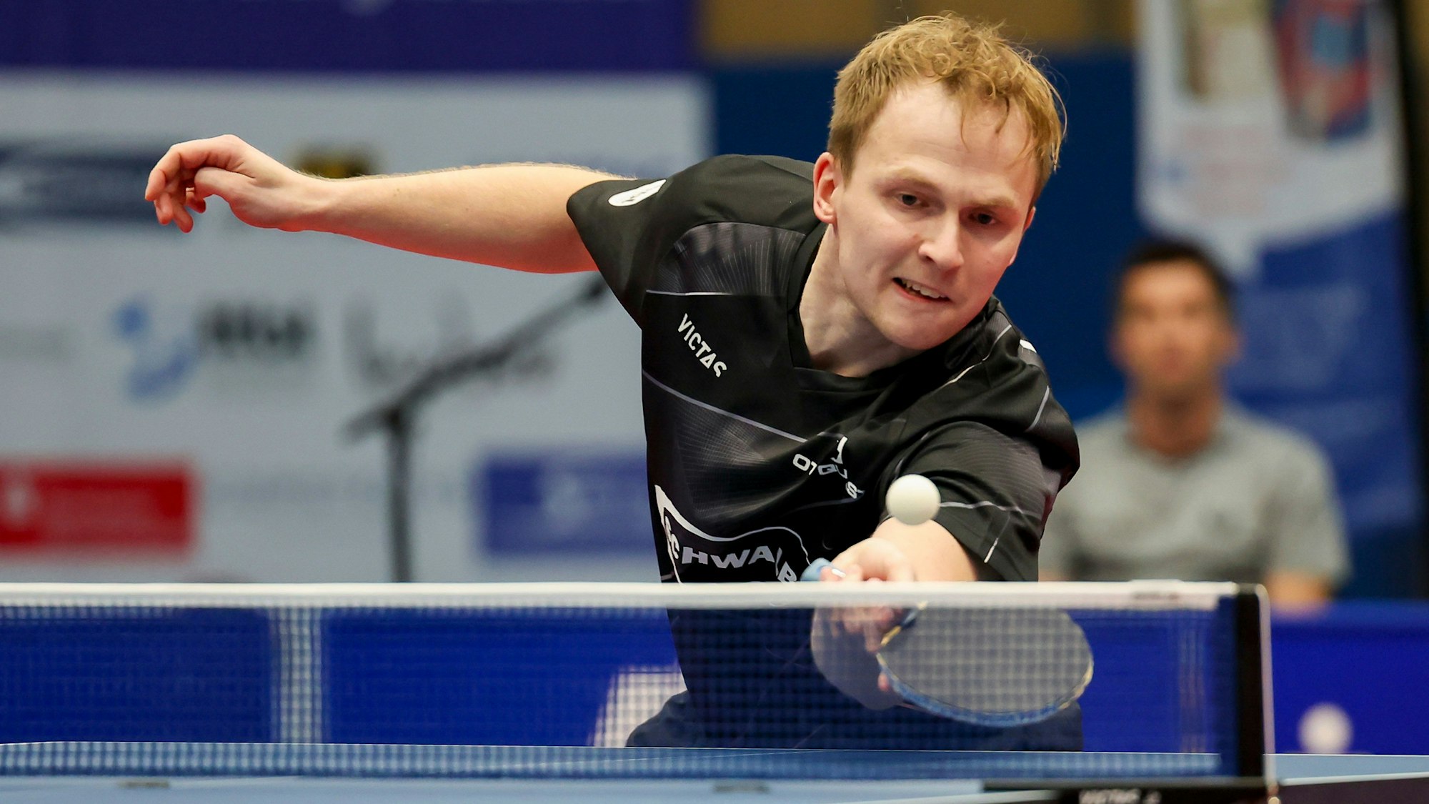 Tischtennisprofi Marco Steinbrenner in einer Spielsituation.