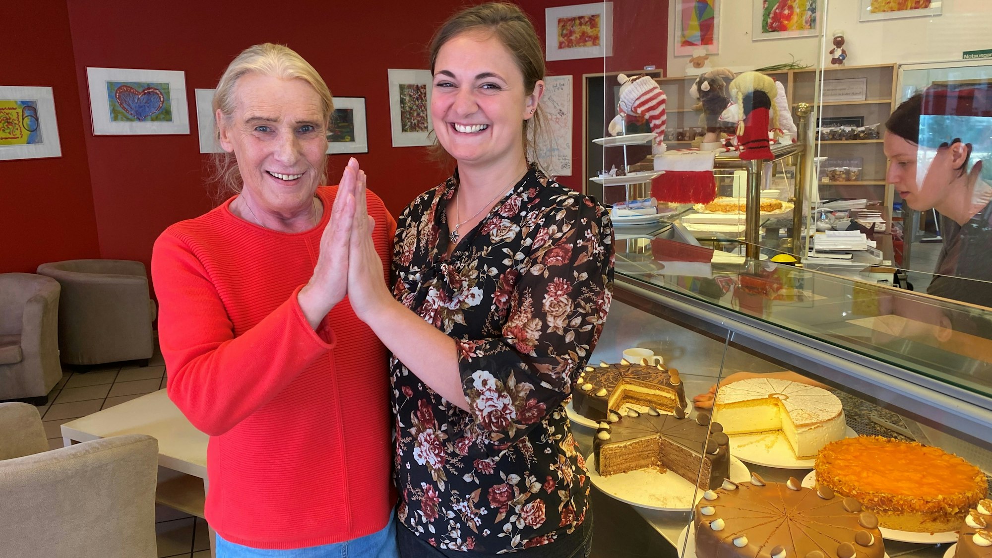 Konditormeisterin Andrea Andrä und ihre Nachfolgerin Elena Rolle stehen in ihrem Refrather Café.