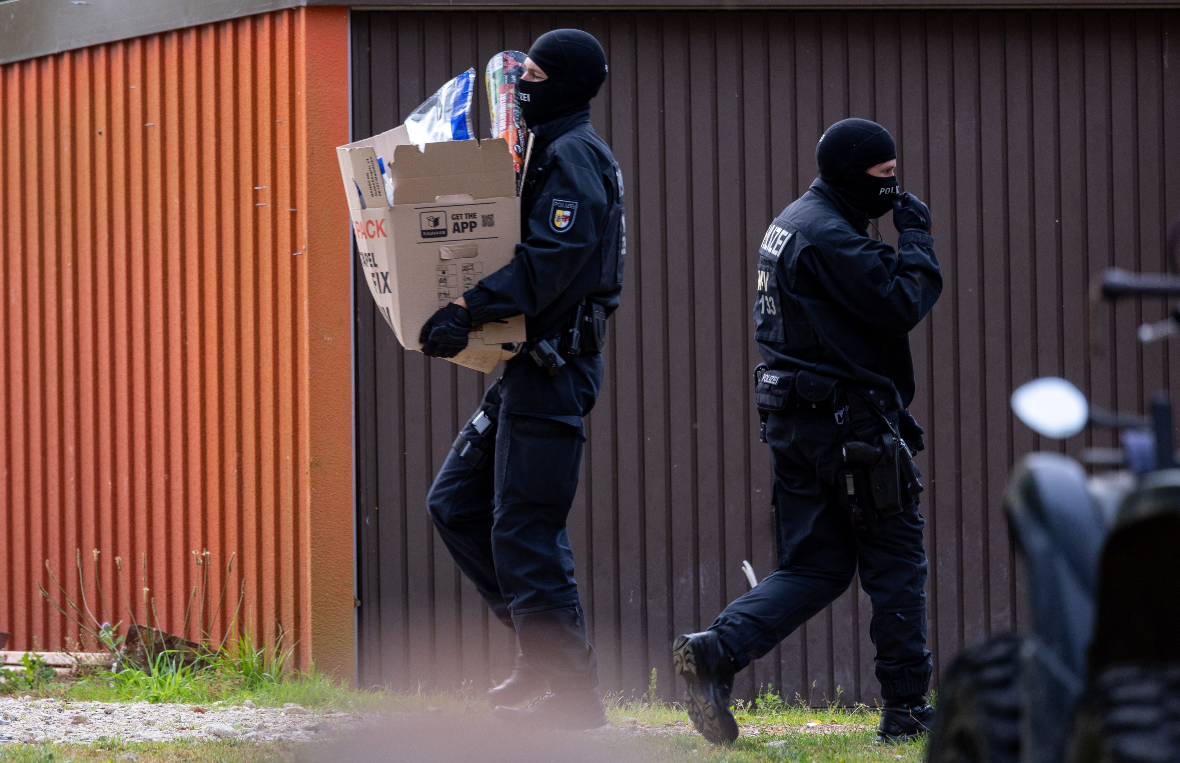 Polizisten sichern Beweismittel in dem Haus eines bekannten Rechtsextremisten.