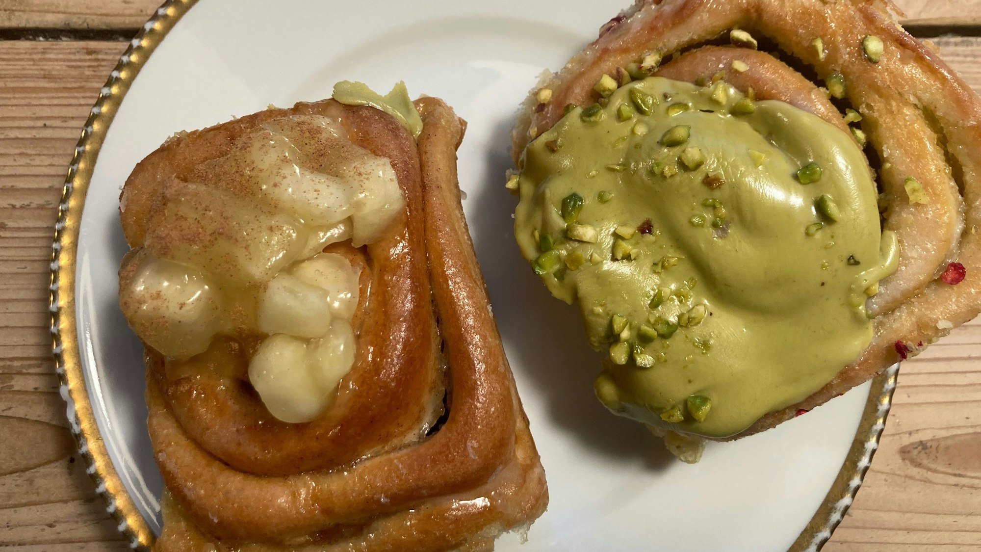 Zwei Zimtschnecken von Cinnamood auf einem Teller