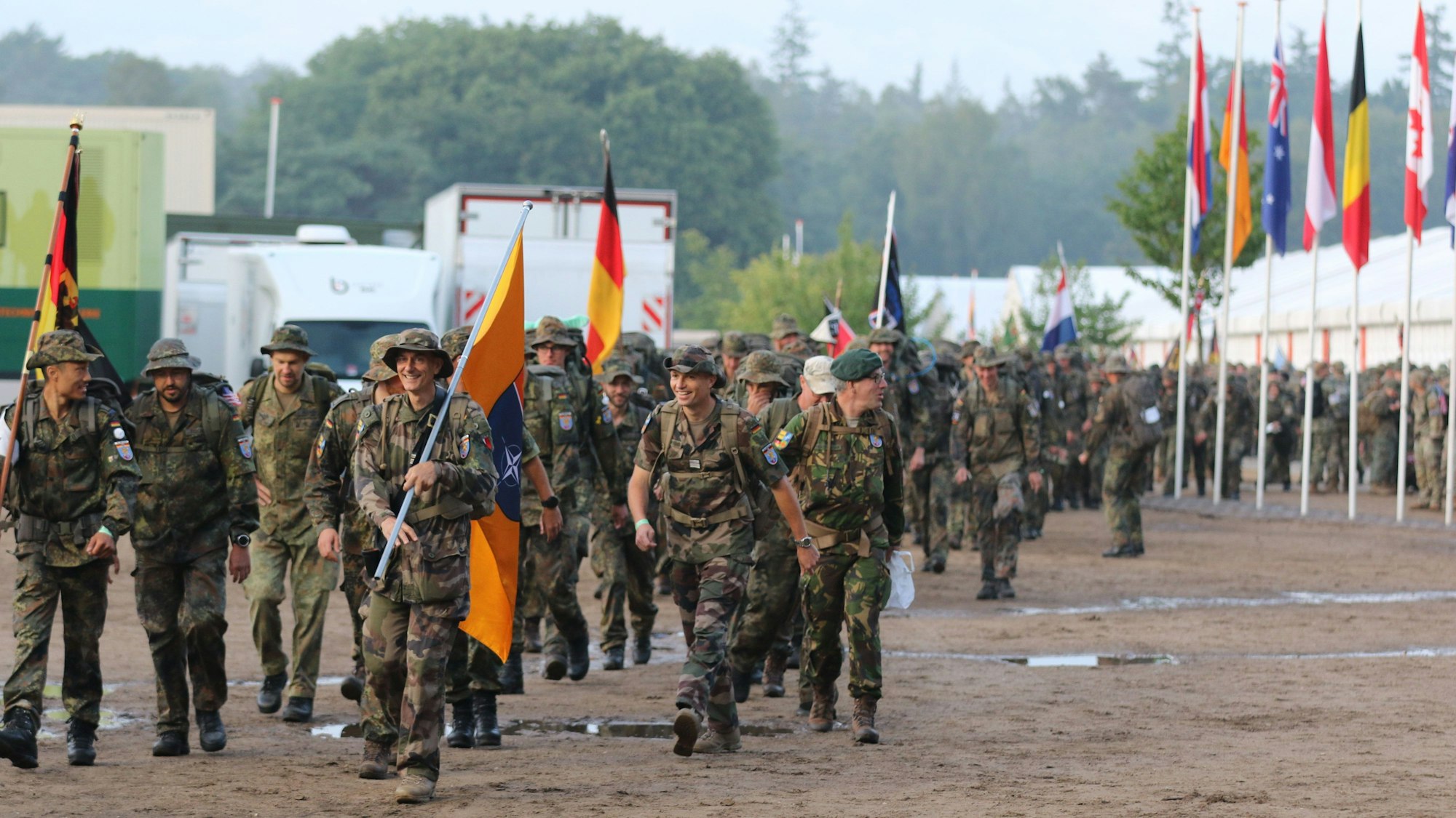 Das Foto zeigt Soldaten beim Nimwegen-Marsch.