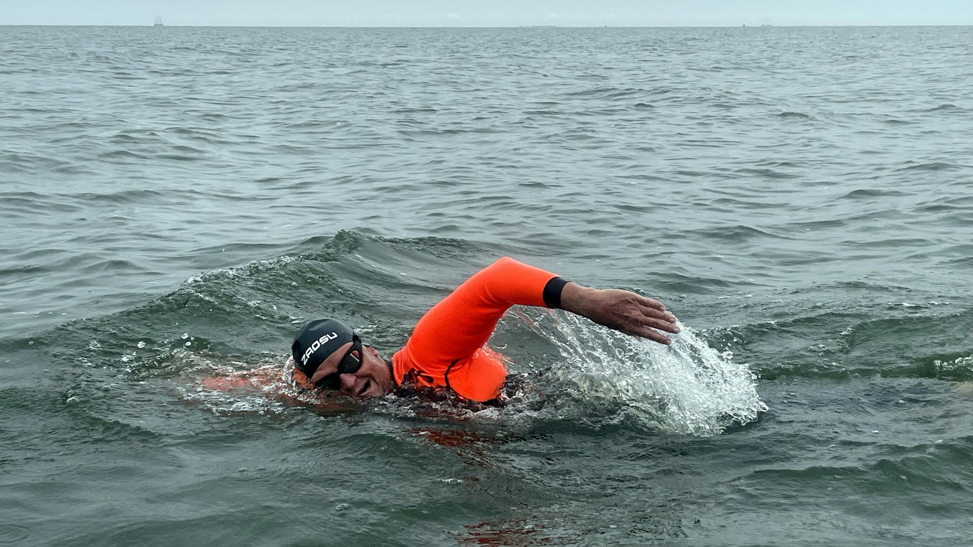 Extremschwimmer Hans Fuhrmann umschwamm das Ijsselmeer. (Repro)