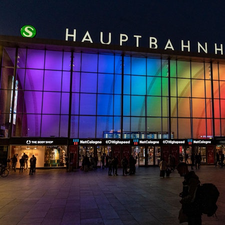 Zum Pride Month Juni ist der Hauptbahnhof in der Kölner Innenstadt erneut in Regenbogenfarben von innen beleuchtet.