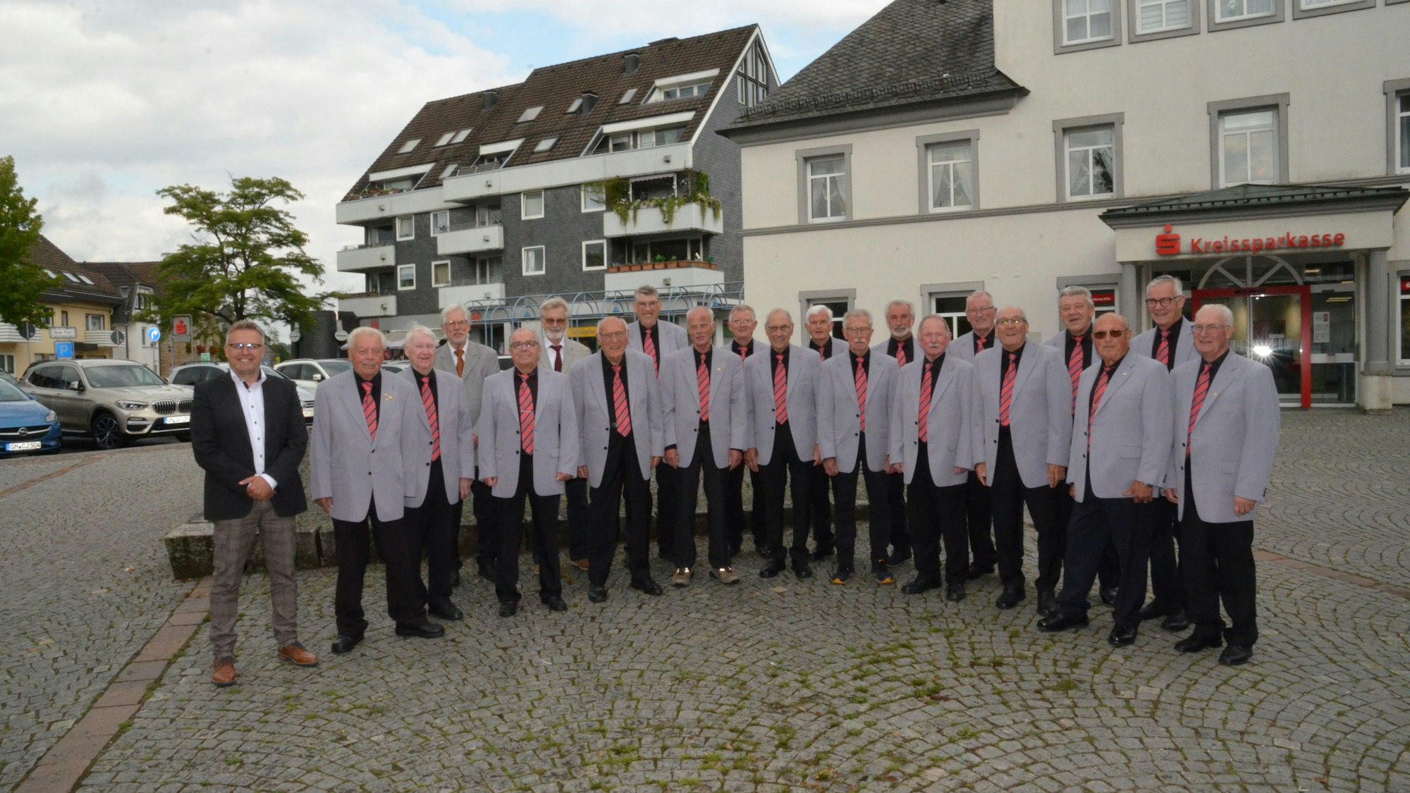 Das Foto zeigt die Sänger des Quartettvereins Marienheide und ihren Chorleiter Alexander Schmitter