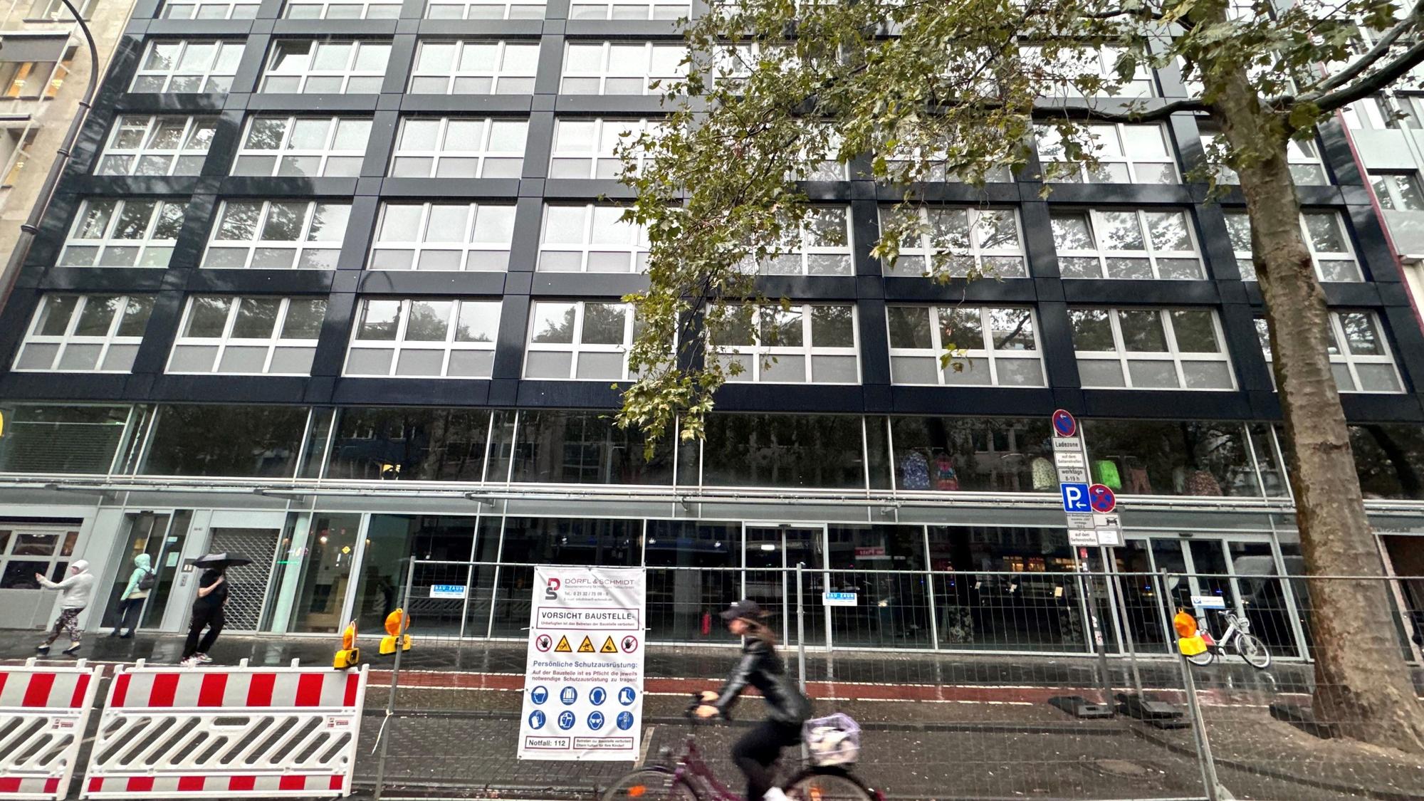 In Arbeit: Die neue Deiters-Filiale am Hohenstaufenring öffnet im Oktober.