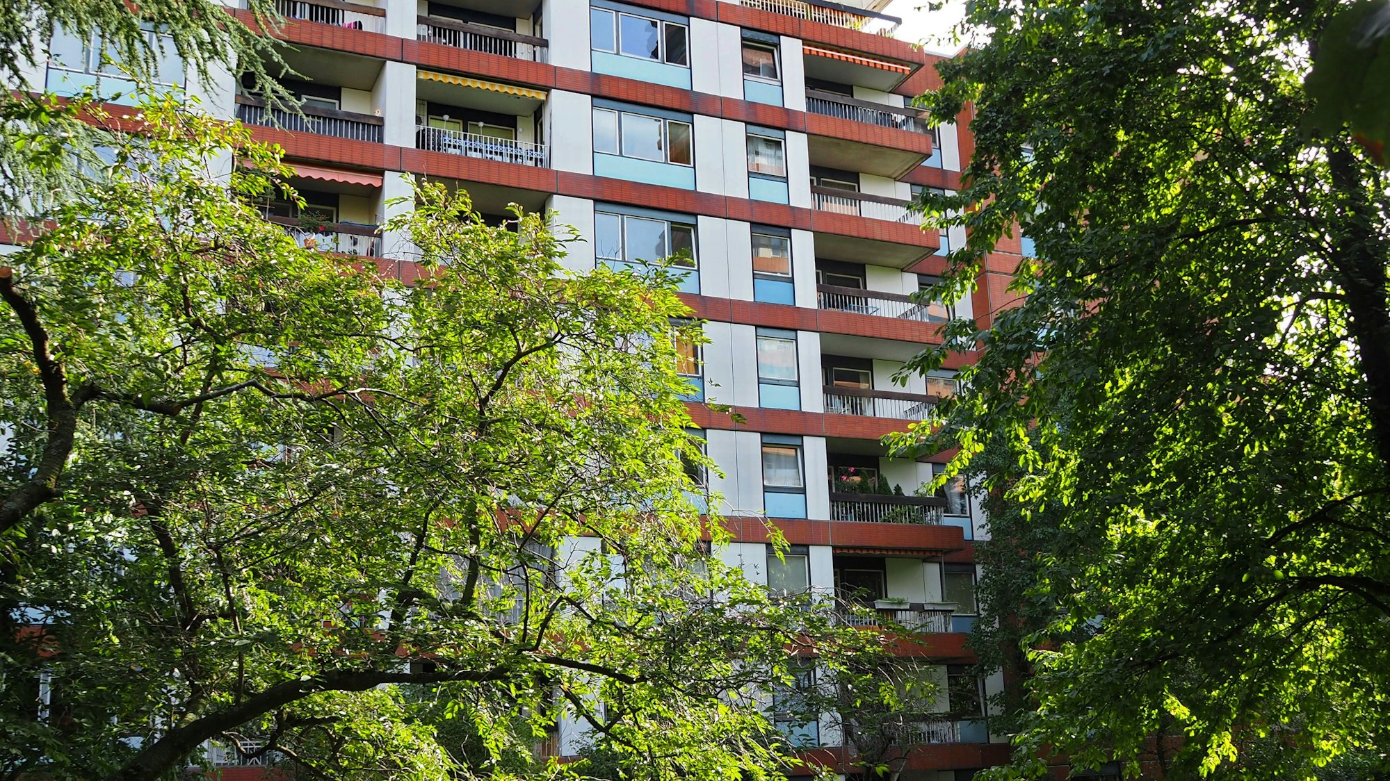 Das Gebäude mit den Balkonen von außen