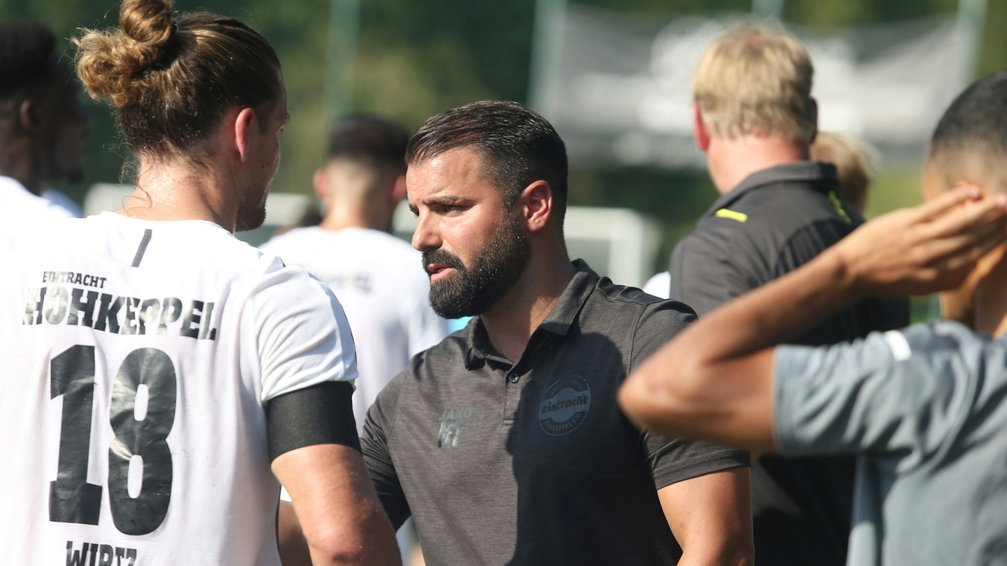 Trainer Mahmut Temür spricht mit einem seiner Spieler.