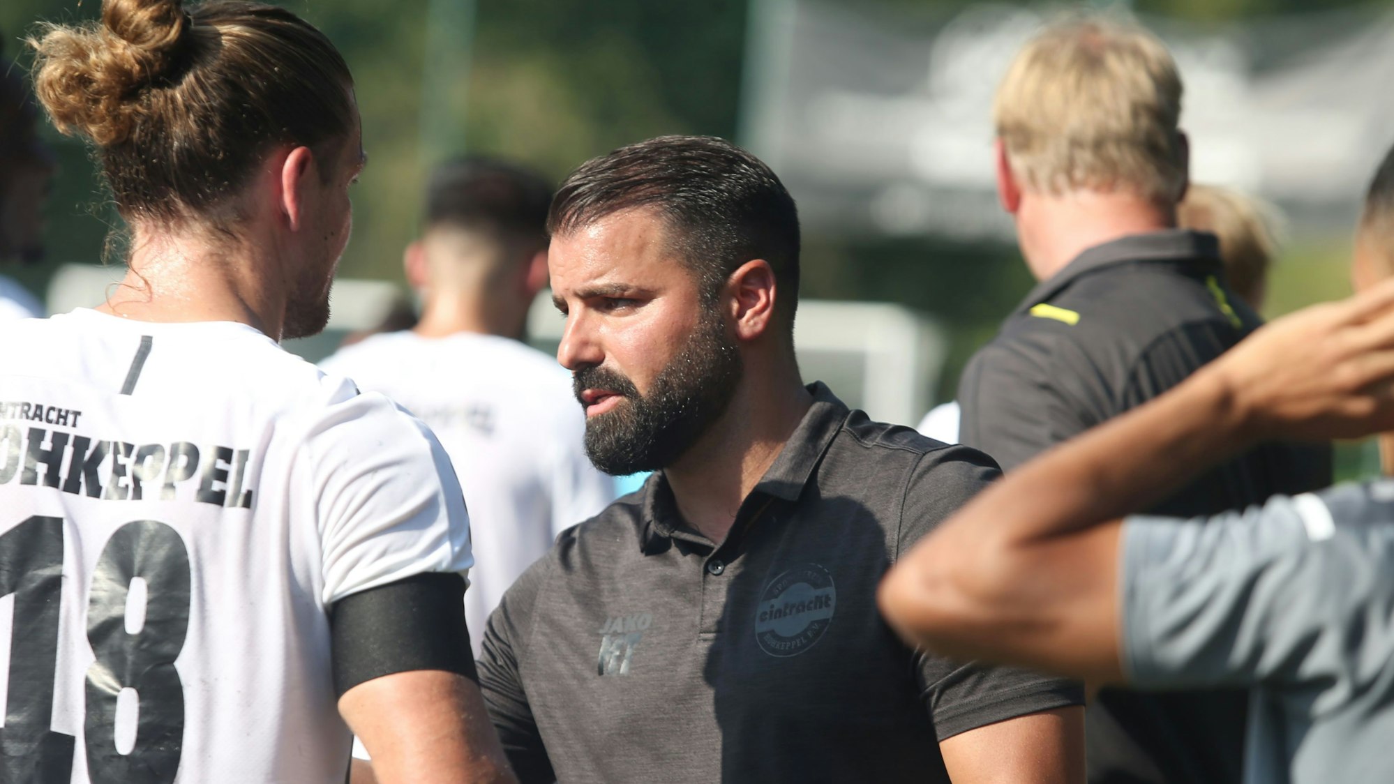 Hohkeppels Trainer Mahmut Temür weist seine Fußballer an.