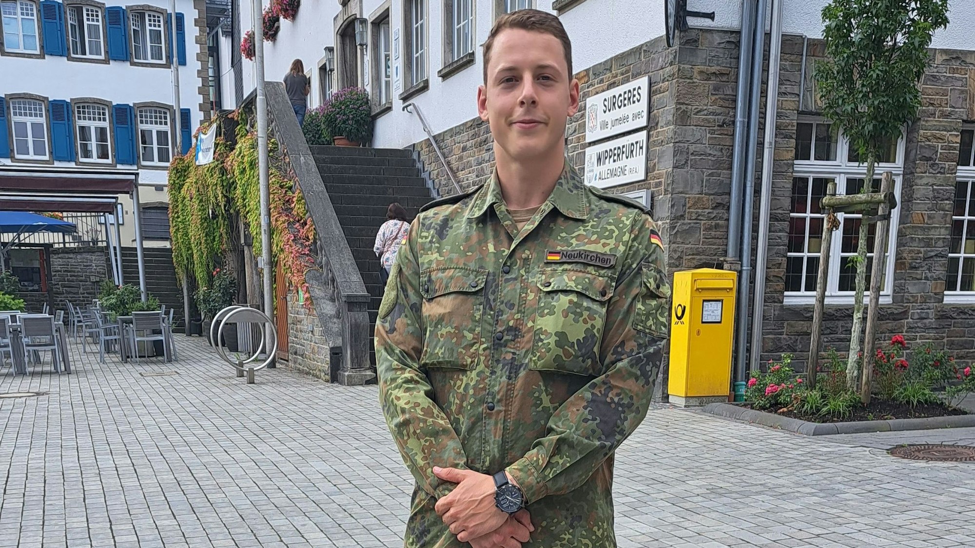 Das Foto zeigt Florian Neukirchen in Bundeswehr-Uniform.