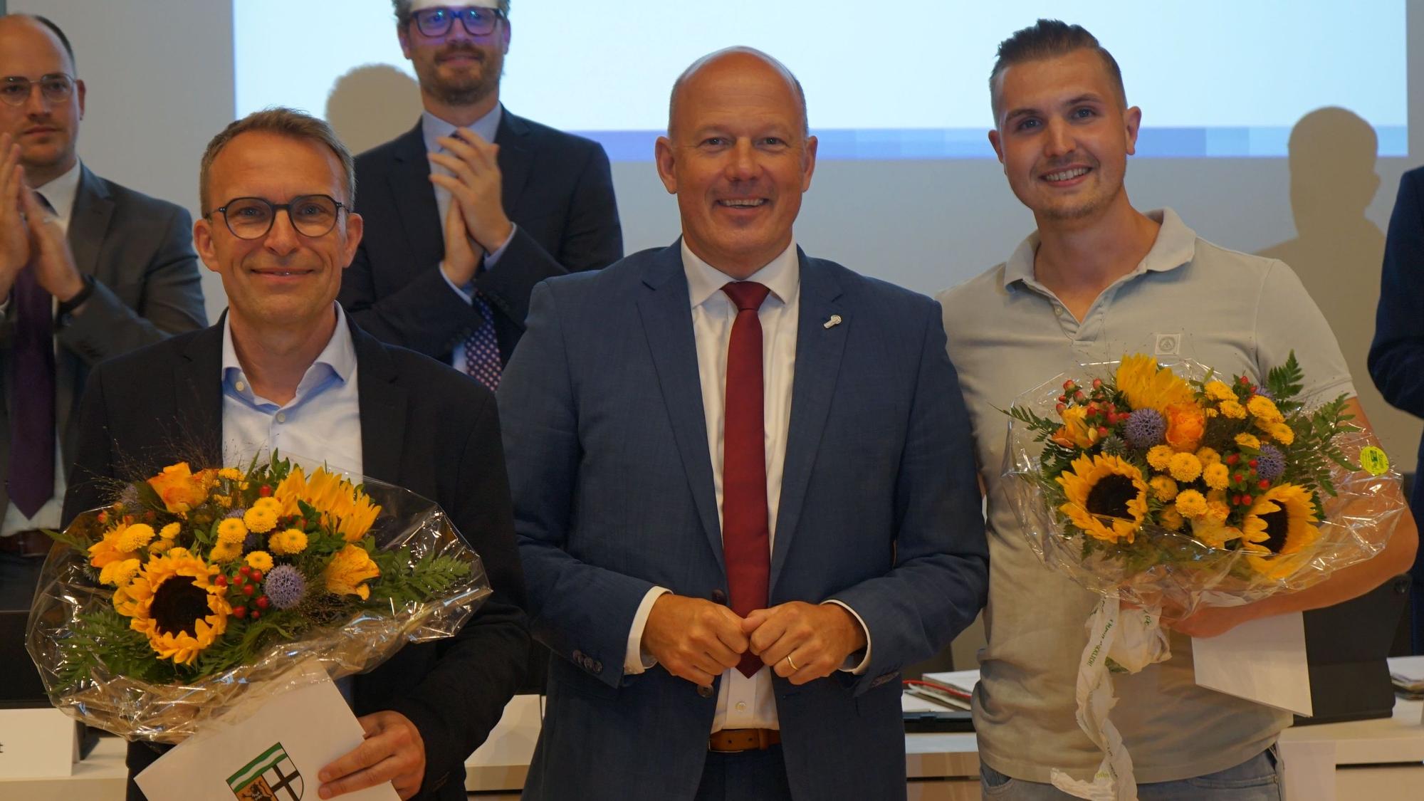 Das Bild zeigt Landrat Frank Rock mit den beiden Preisträgern des Preises für Zivilcourage.