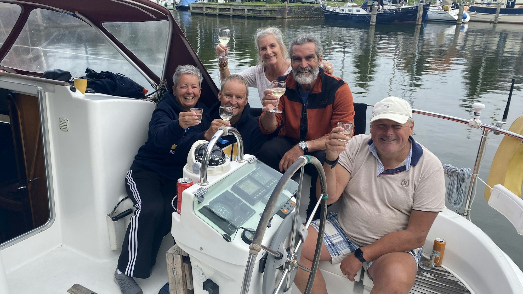 Die Crew feiert: Hans Fuhrhmann (2. von links) freut sich mit Ehefrau Sabine (links) und Trainer Marcel van der Togt (rechts) und seinem Team das Ijseelmeer umschwommen zu haben. (Repro)