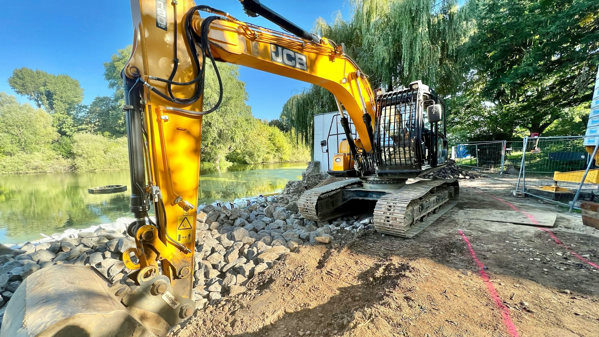 Beginn der Abbrucharbeiten am Teehaus, das wegen der Sanierung der Ufermauer am nördlichen Groov-See weichen muss.