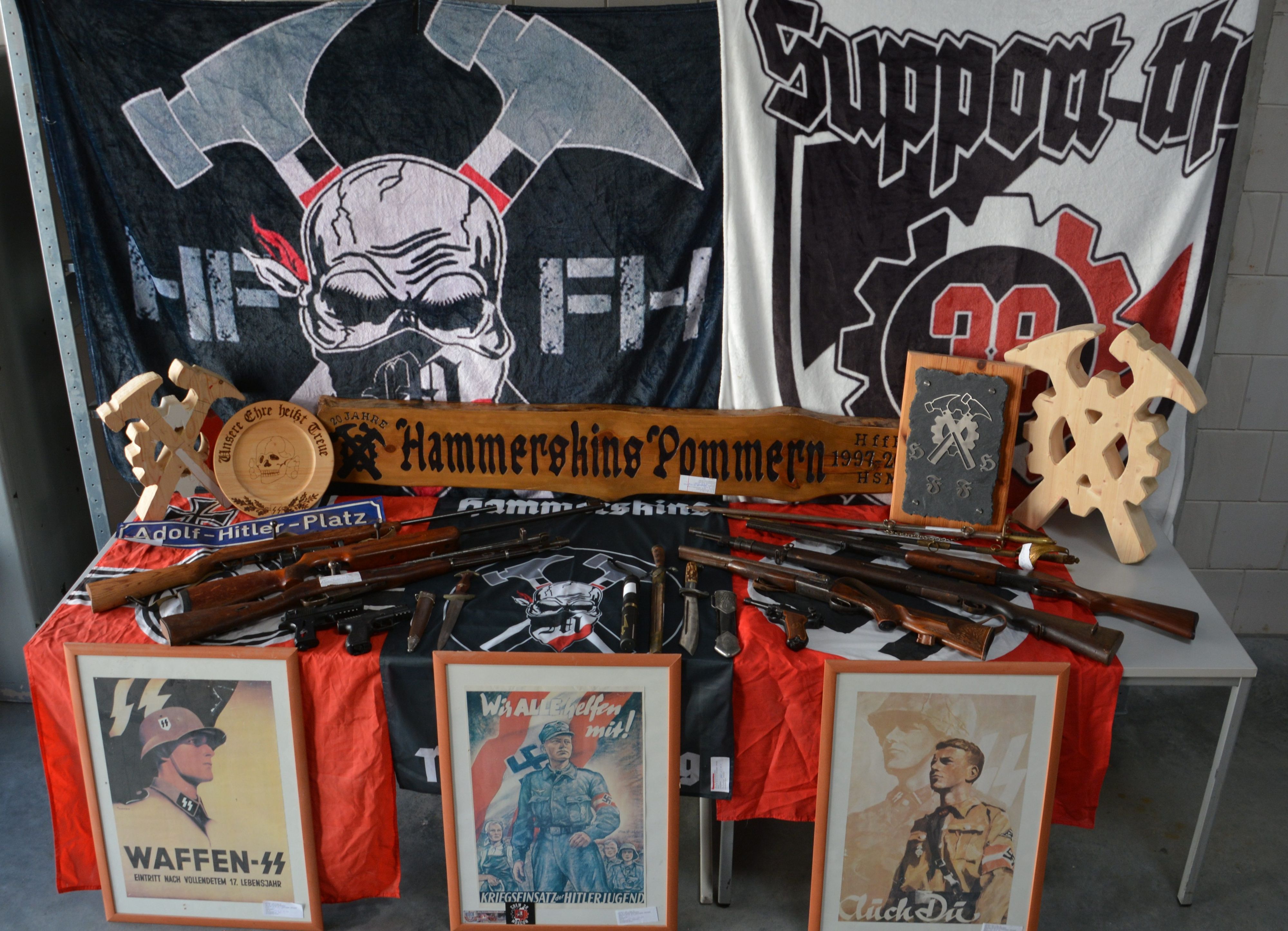 Waffen und rechtsextremistische Devotionalien, die die Polizei nach Angaben des Innenministeriums in Schwerin am 19.09.2023 bei Durchsuchungen von fünf Objekten in Mecklenburg-Vorpommern sichergestellt hat.
