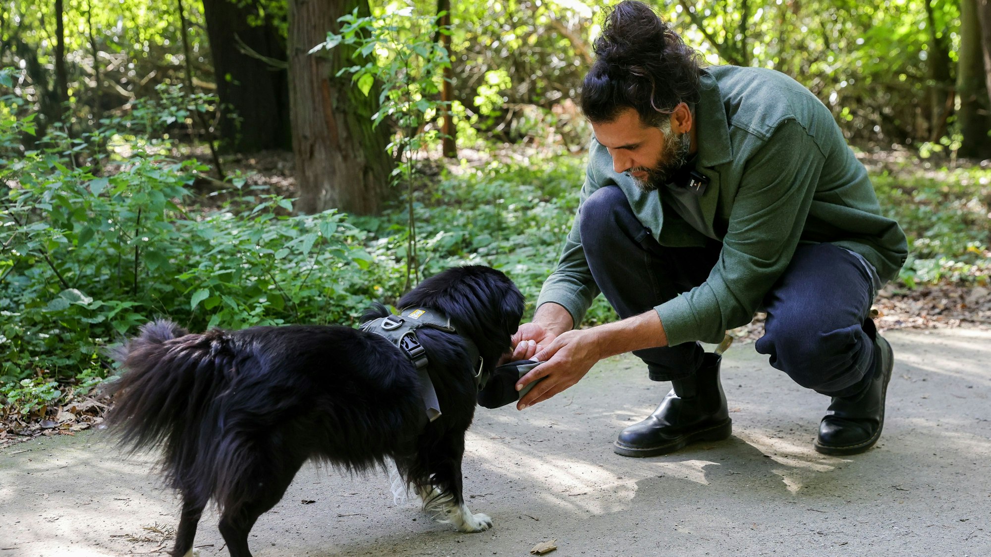Masih Samin zeigt seiner Hündin Thea einen Futterbeutel.