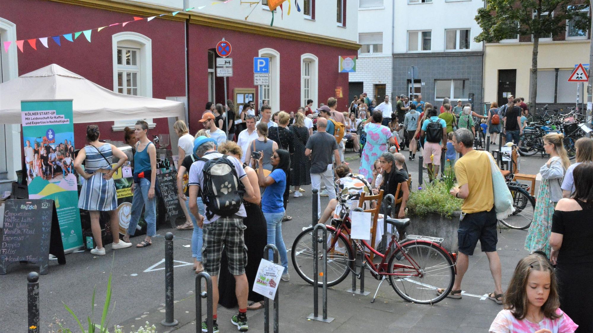 Viele Besucher bei Tag des guten Lebens.